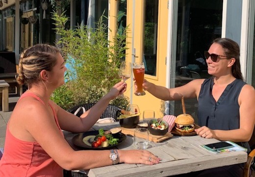 meiden proosten terras.jpg meiden proosten terras.jpg
