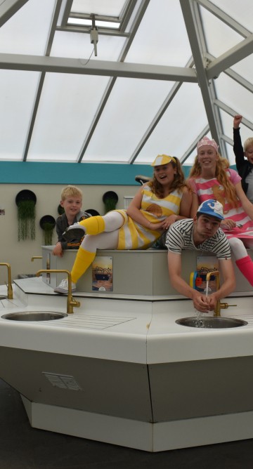 Op het afwasstation met boys.JPG