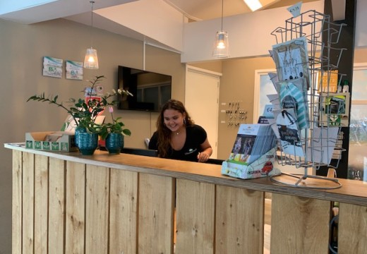 Anna aan de balie.jpg