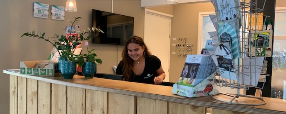 Anna aan de balie.jpg