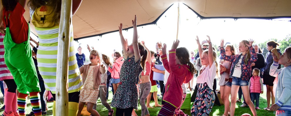 Header kindjes dansen sportveld.JPG