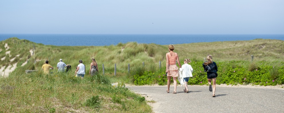 mensen in duinen met de zee.jpg
